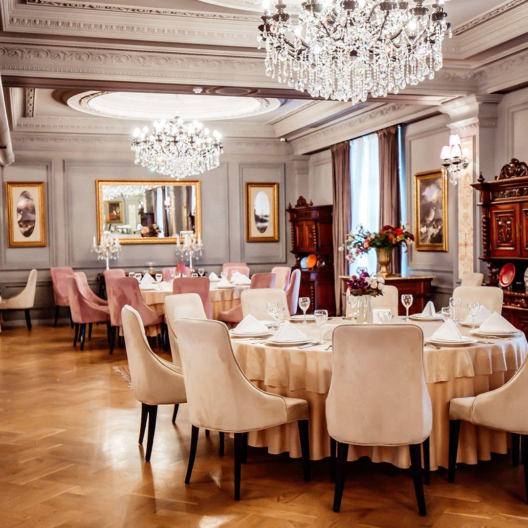 Restaurant with Vintage Elegance Theme